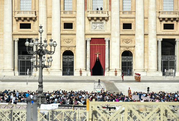Papa Francesco, elevata affluenza a San Pietro. Possibile apertura oltre le 24