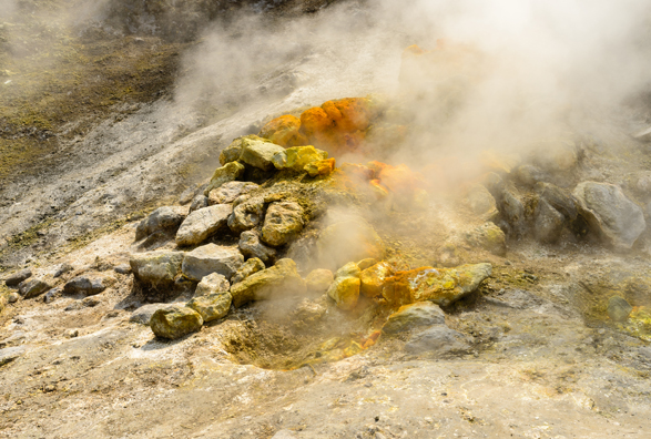 Sotto il suolo che si solleva: il ritorno inquieto dei Campi Flegrei